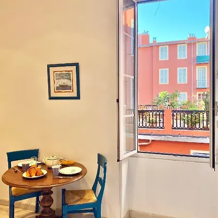 Apartment Nautical Living In The Sought-after Port